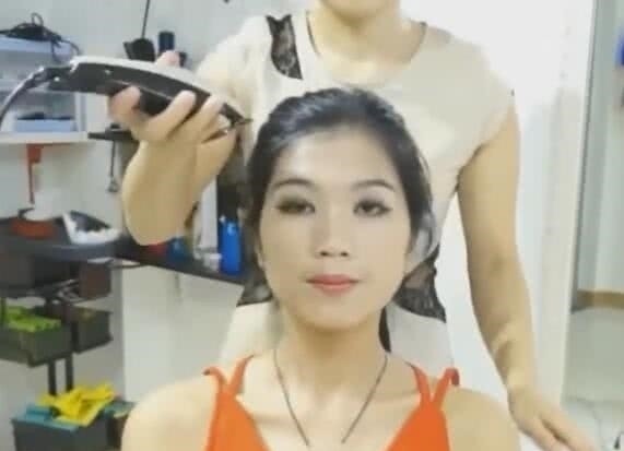 小姐姐 小姐姐去理发店,发型师手一抖剃了个光头,小姐姐哭着同意剃完