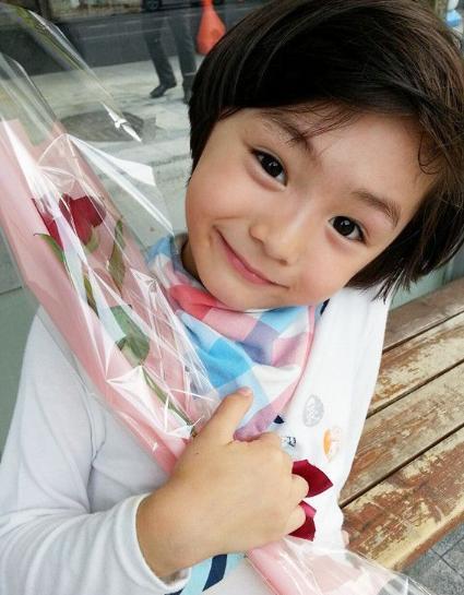 泄露|女儿长得太美,爸爸辞职当保镖?看到爸爸的颜值后,网友:羡慕了