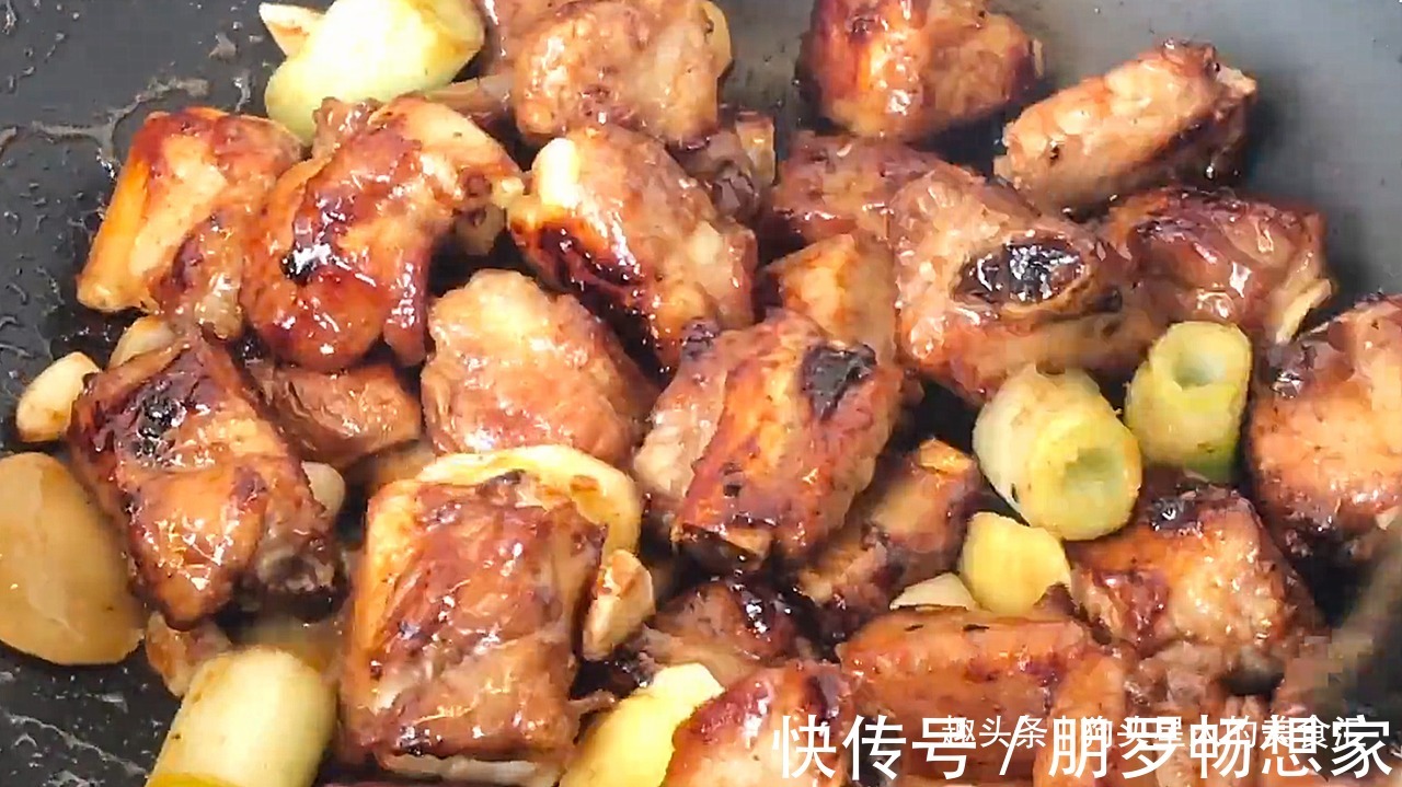 做法|做排骨,不要焯水跟油炸了,教你一个做法,软烂脱骨,超下饭