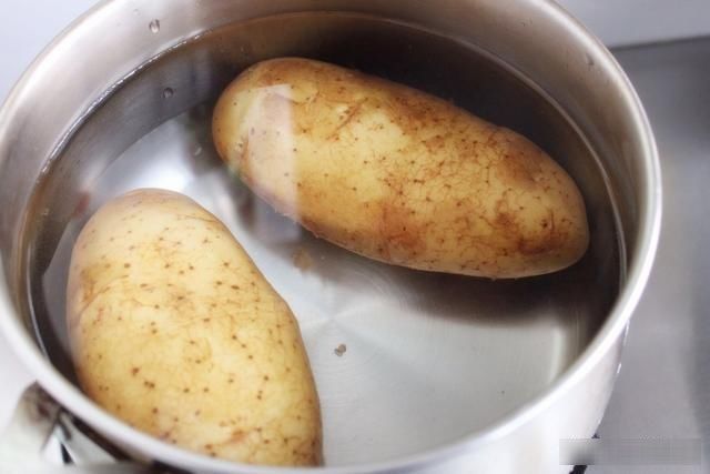 土豆去皮原来这么简单，大厨教您一招，一拉就开，再也不用削皮了