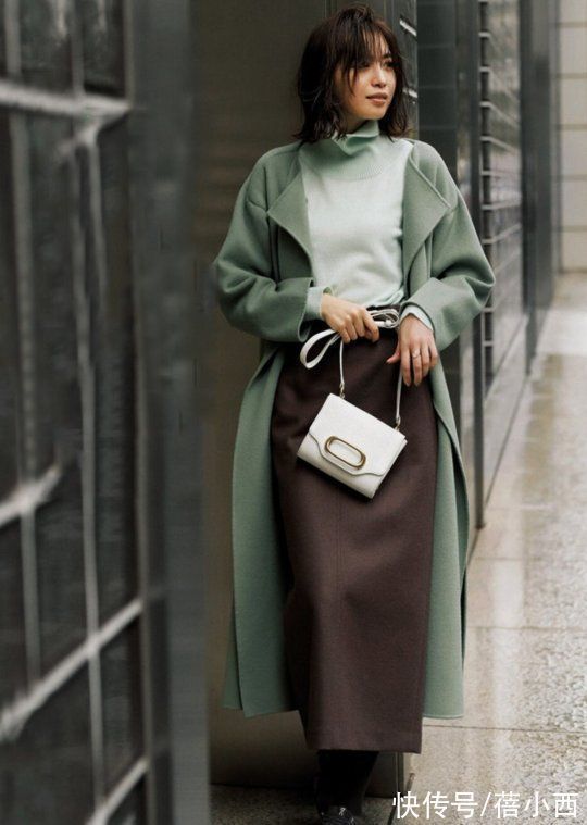 针织连衣裙 冬季买外套，建议40岁女人多选“长款大衣”，时尚、体面又高级