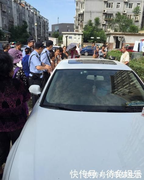 2岁男孩被粗心家长锁车内,警察也无能为力,孩子一个举动自救