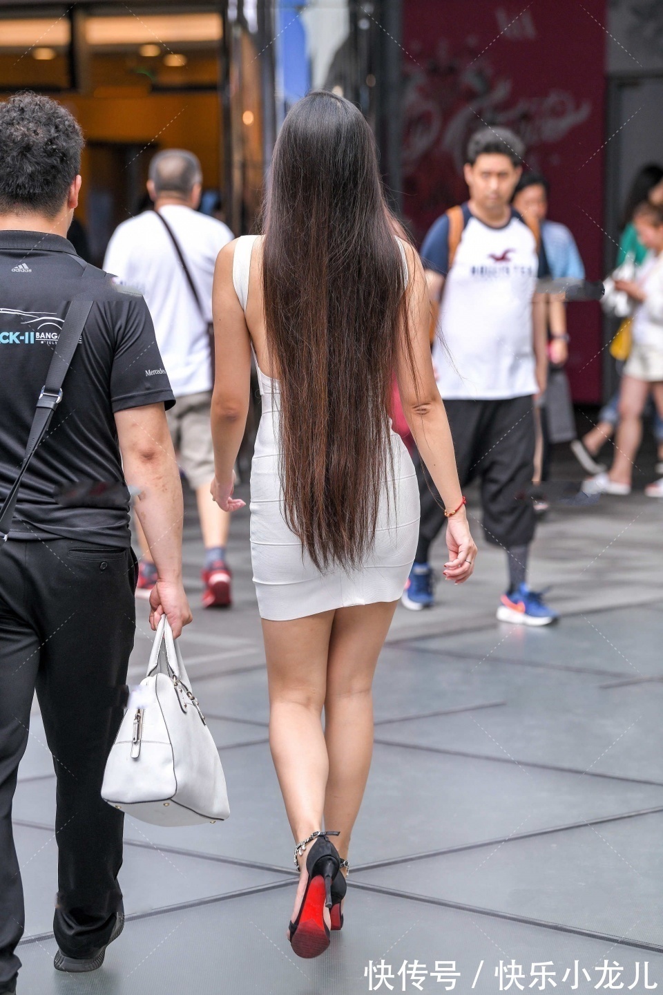 高跟鞋 微胖型的女神,身穿白色的包臀裙,搭配亮眼的高跟鞋,显得很时尚