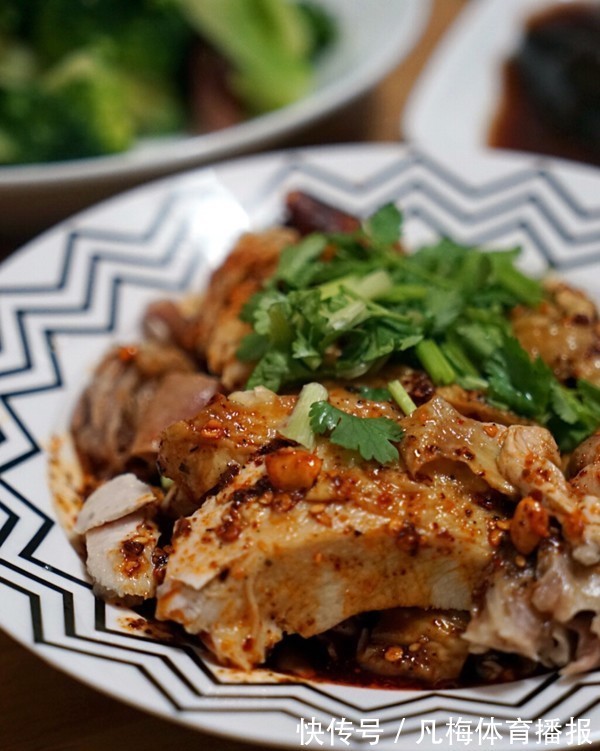 多汁|夏天必备下酒菜，教你自制麻辣鲜香，鲜嫩多汁的口水鸡