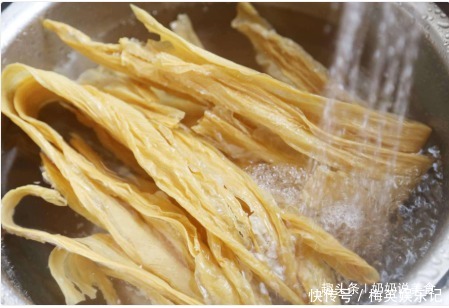 泡水|炒腐竹时,第一步直接泡水就错了,很多人不懂,难怪腐竹外烂里硬