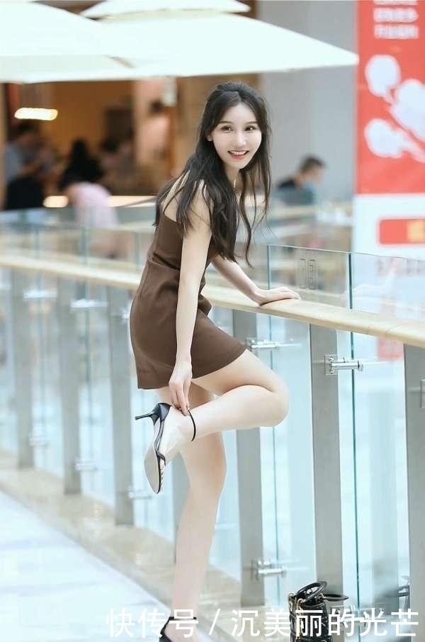 高级感|不要在穿短裤了，看看小姐姐的咖啡色吊带短裙，高级感十足