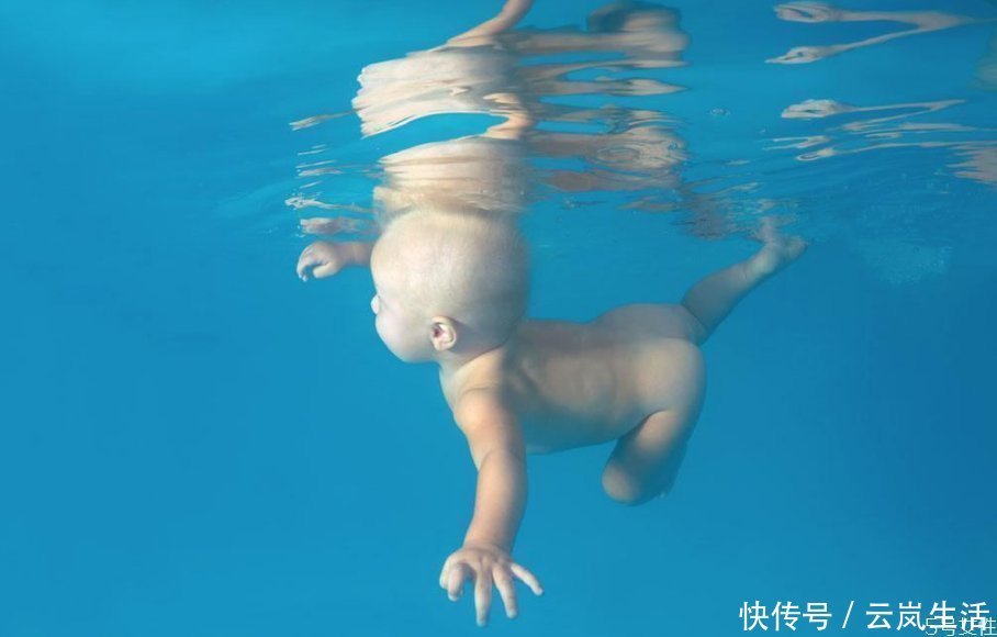 腰部|孩子游泳呛水了如何处理,用手按在肚子提到腰部,直到把水吐出来