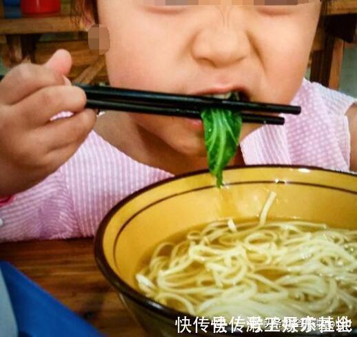 父母|母女俩吃牛肉面刚结账,老板就断言:这妈妈估计老了要睡大街