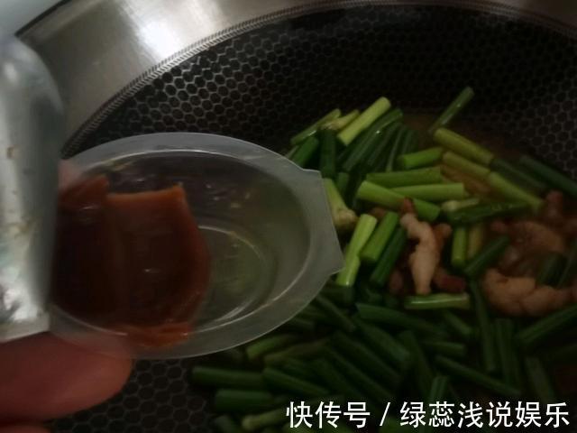 味道|家常菜“小炒蒜苔”:米饭的最佳搭档,这么做贼好吃