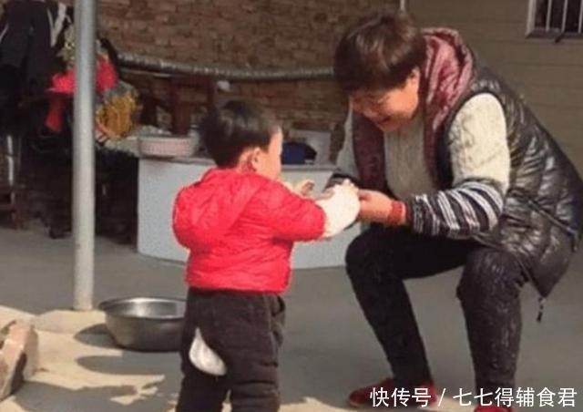 2岁“蹭饭宝宝”火了,两手插兜四处串门,网友真正的吃百家饭