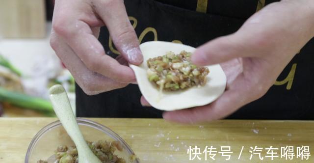 生煎包|想吃生煎包别出去买了,面点师教你在家做,咬一口满嘴流油太香了