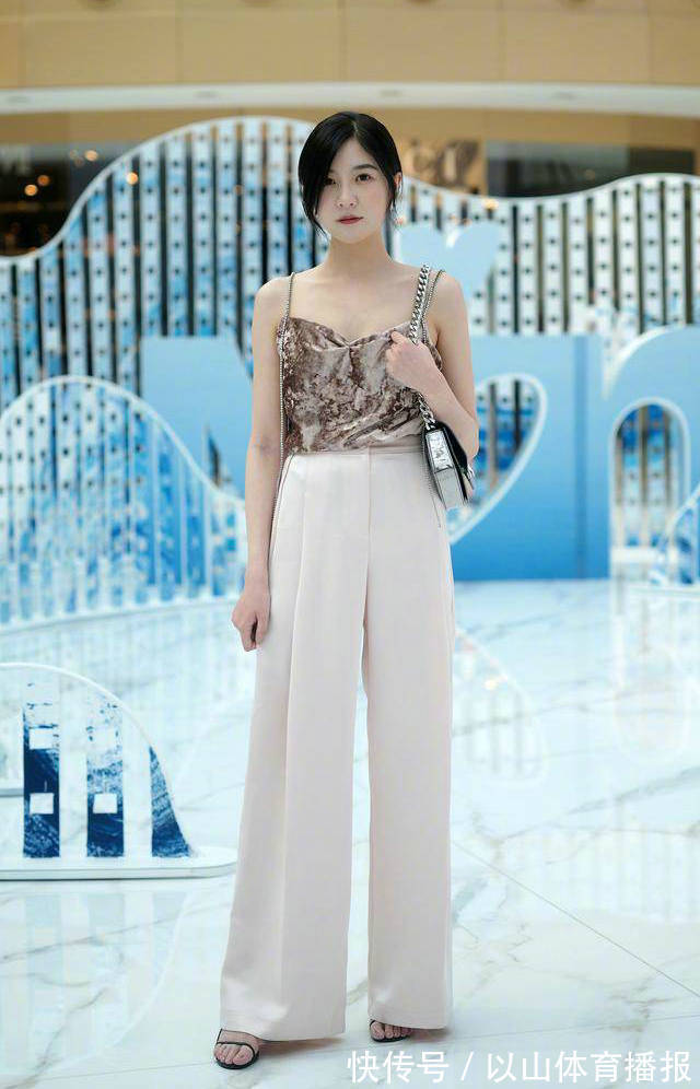 t恤 黑色蕾丝修身小衫搭配长裙,衬托身材曲线美,穿高跟鞋后更加性感