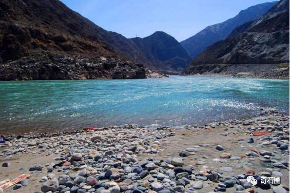 石头|金沙江边的康巴汉子捡了8年石头,摆满了一屋