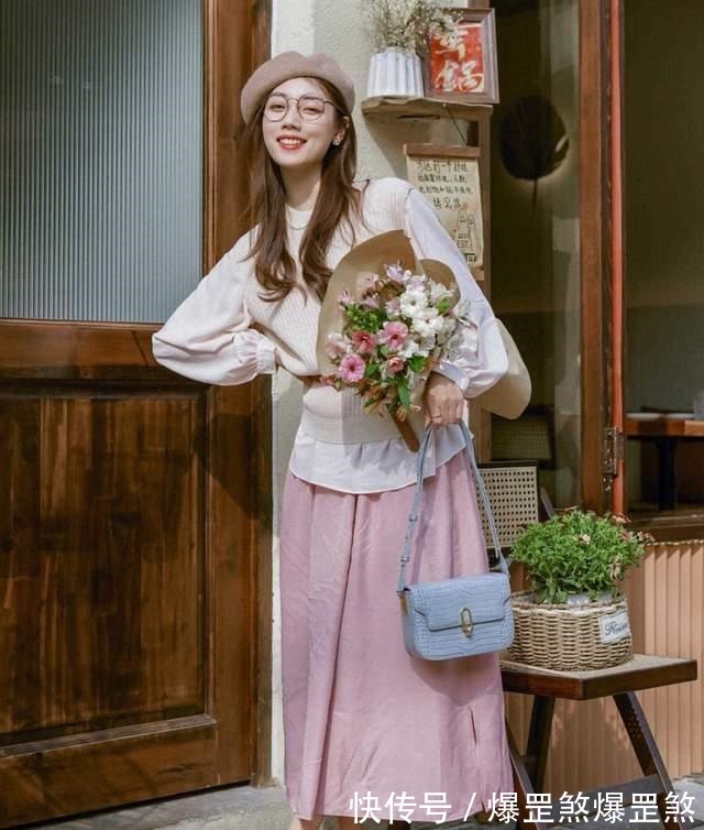 秋天 皮肤暗黄的女生如何选衣服颜色可以尝试这几款,让你显白还好看!