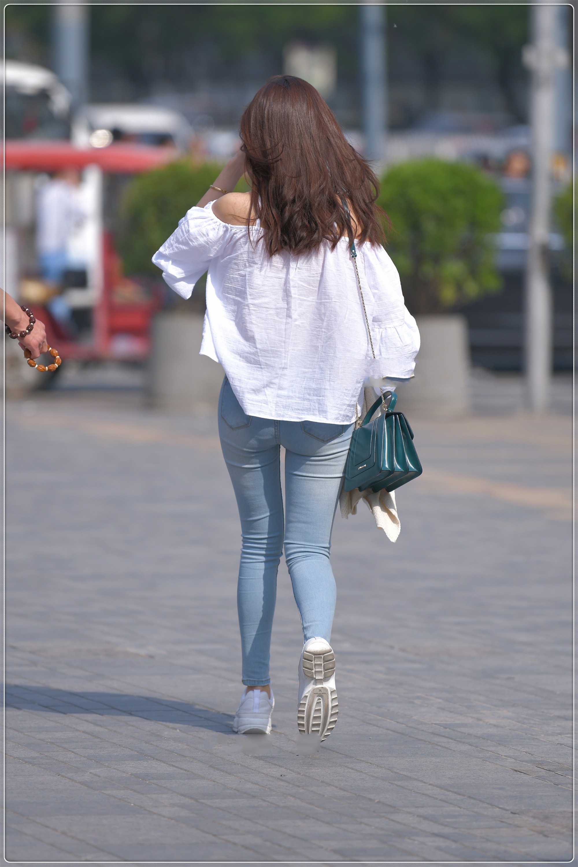 白色露肩上衣搭配牛仔裤，简单清纯，舒适透气