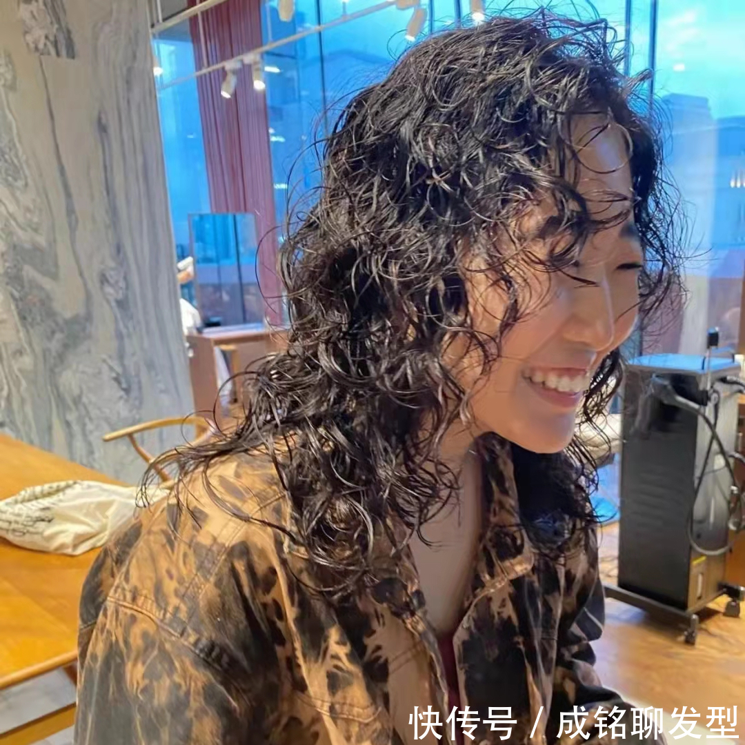 剪短|发质细软发量少的中老年人,最好别烫这三类发型,没气质还显老