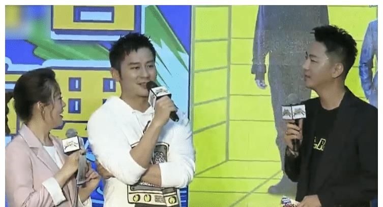 杨颖穿裙子现身发布会，当集体坐着热聊时，有谁注意黄旭熙的举动