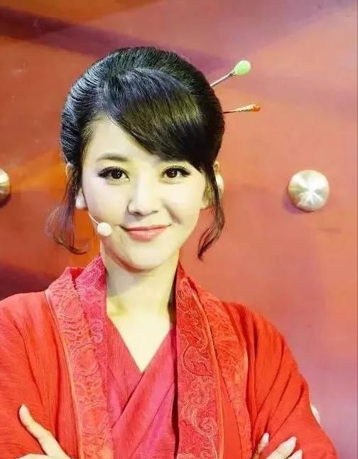 她当了15年央视主持人,竟然只是临时工?离开央视后被高薪聘回