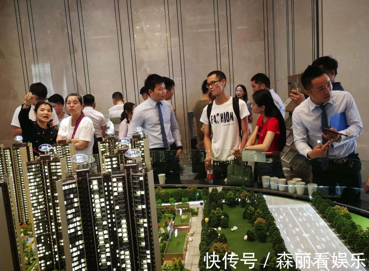 购房者|房价突然大跌6000元,业主怒砸售楼部,开发商没有契约精神