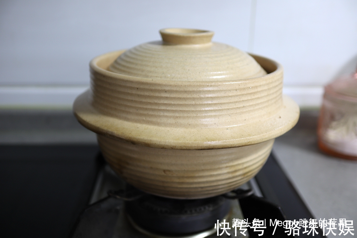 夏天|夏天多喝这汤，味浓肉烂不费事，3种材料扔进锅，乳白鲜汤喝2碗