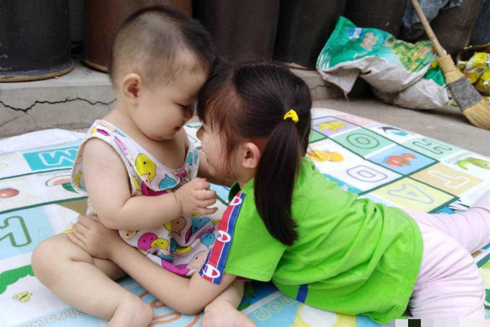 妹妹|儿子闹着要妹妹,宝妈只能给他买一个,看着“兄妹俩”网友乐翻了