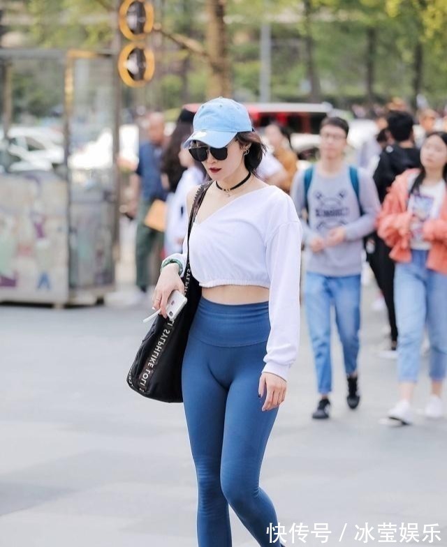 年轻人 美女穿搭紧致打底裤简约时尚优雅，尽显年轻人的随性不羁
