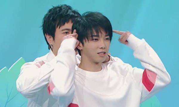 王牌对王牌华晨宇出场时，谁留意到节目组特效了请自行加鸡腿