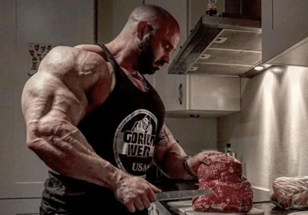 狂人|肌肉狂人生吃牛肉,体重380斤有最强麒麟臂,妻子无法理解要离婚