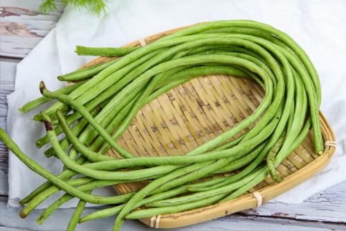 豆角|7月,此菜再不吃就老了,晒干后保存起来,冬天拿来炖肉吃太香了