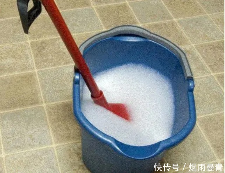 拖地后的拖把又脏又臭？只需这样泡一泡，干净无味像新的