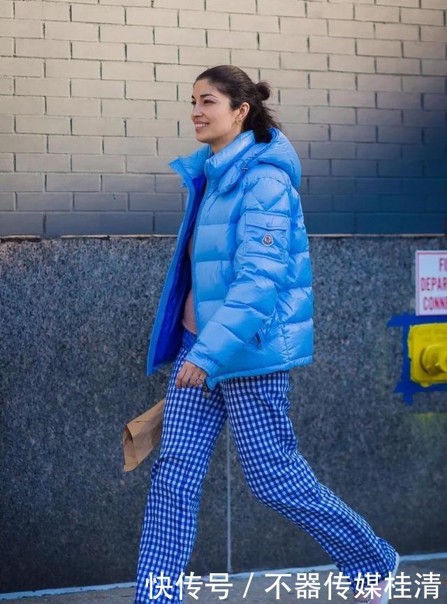 总选|羽绒服别总选黑白灰!2021五大流行色,显白又气质,早穿早美