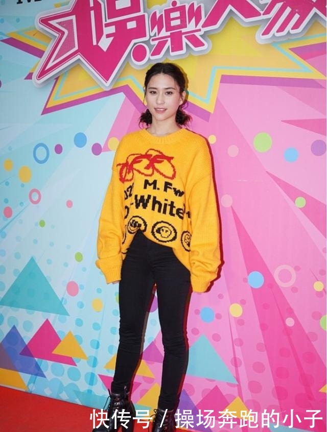 何超莲|何超莲恋爱后更美了,梳羊角辫配休闲装,一身甜美气质真叫人心动