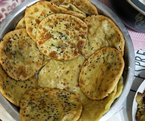 饼肥|3种东西用来养花,抓把撒到花盆中,十年不施肥,依旧开花