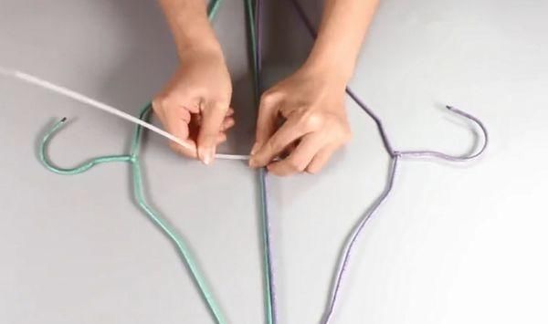 晾晒|衣架上绑一根扎带,放在阳台太实用了,解决了家家户户的大烦恼!