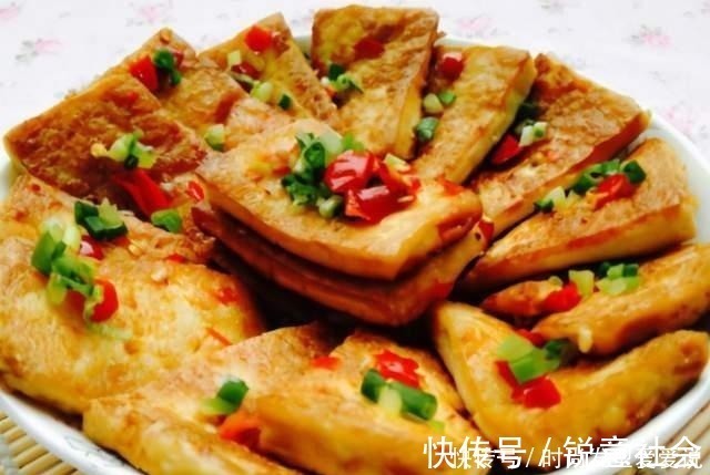 煎豆腐时,只放油煎就错了,牢记3个窍门,豆腐不粘锅还不易碎