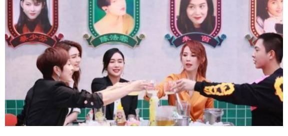 “港圈四美”和網(wǎng)紅一起做“吃播”,處處暴露了兩個字“不搭”