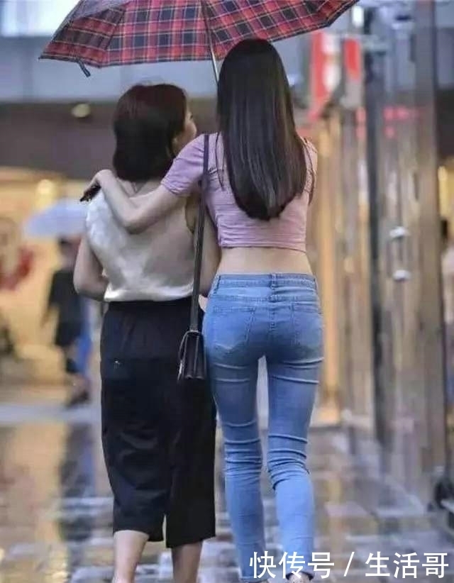 街拍: 大学城的美女学生妹, 俏丽可爱, 让人怦然心动!