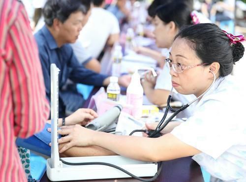 臂带|测量血压时，右手准还是左手？提醒：测血压时，尽量做好这几点