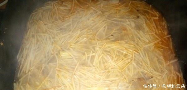 夏天不吃这道菜太可惜了,把水焯一下,拌上一种特别的味道