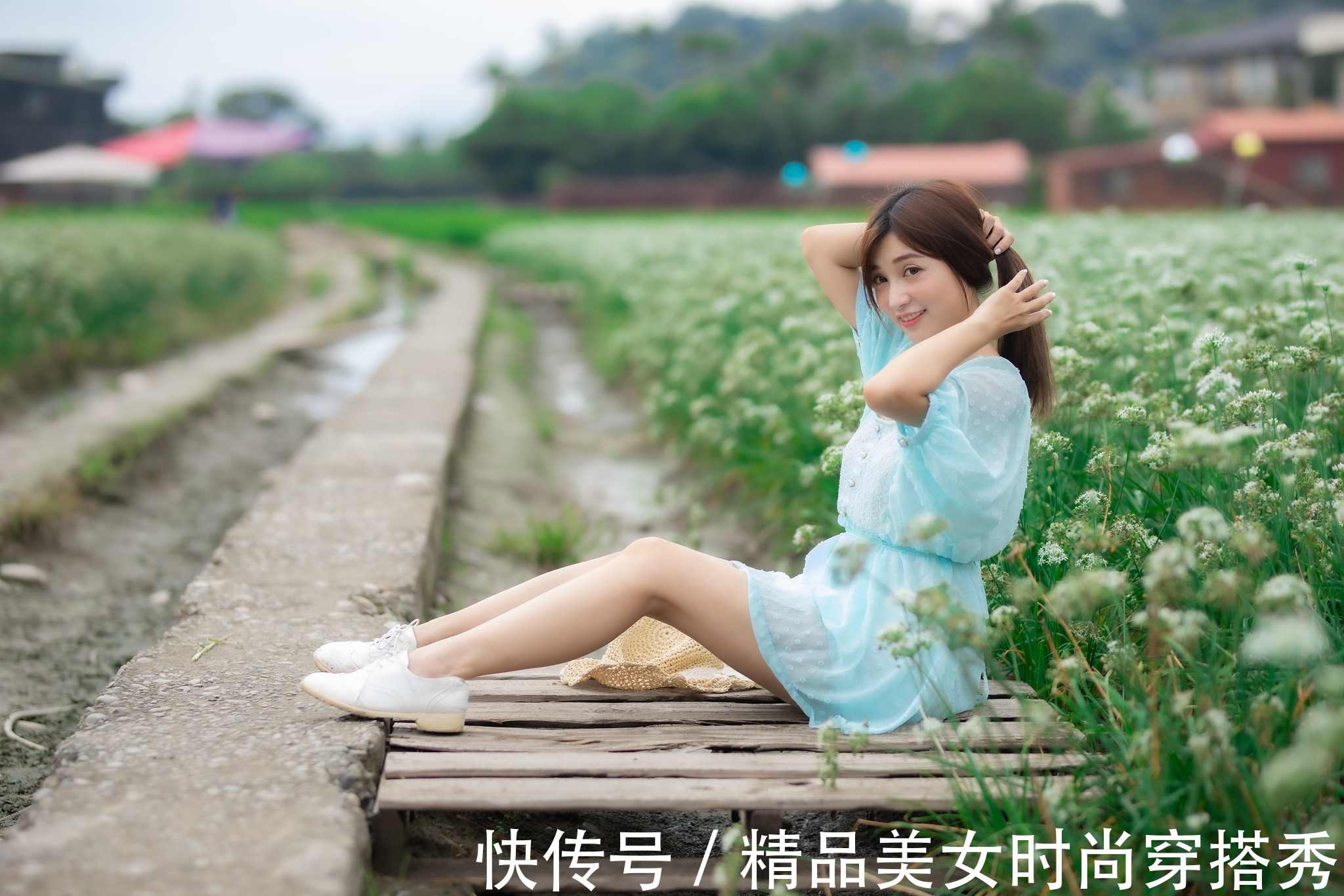 脱俗|衣服穿对了才是经典,深邃脱俗的淡雅连衣裙,优雅气质不凡