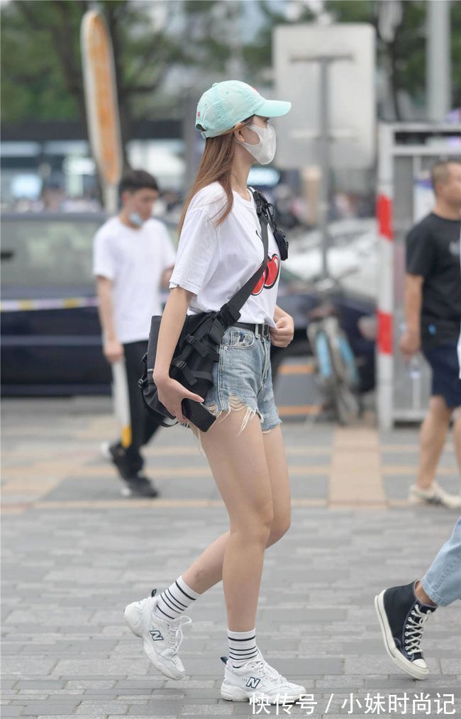 美女|搭配短裤,依旧有不怕冷的姑娘,搭配出别样的味道