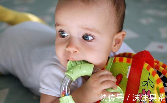 不良习惯|宝宝不管拿到什么都爱往嘴里塞为啥?背后隐藏着心理暗示,你要懂