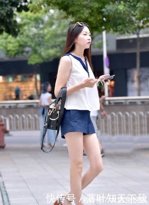 短裤|美女街拍:身材高挑的小姐姐短裤套装,漫步街头,展现青春靓丽美