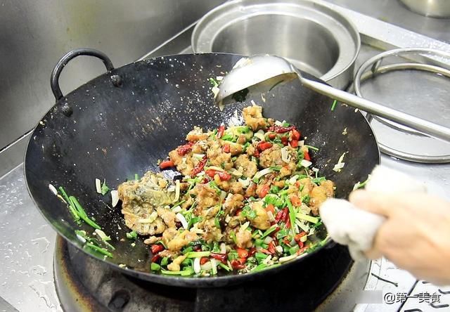 解馋|解馋必备，大厨分享干煸辣子鱼，不仅香辣够味，连鱼骨都是焦香的