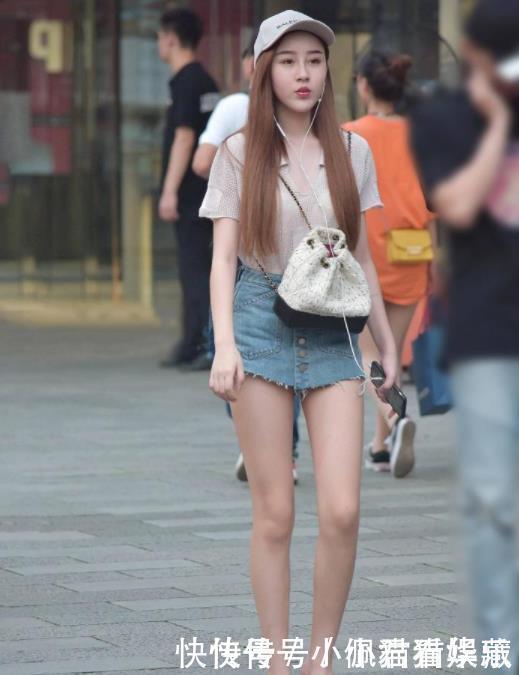 与众不同|街拍美图青春靓丽的小姐姐,穿搭牛仔短裙,穿出与众不同的风采
