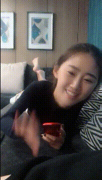 |搞笑GIF：坐地铁时对面坐着一位漂亮的外国妹子，我要搭讪吗