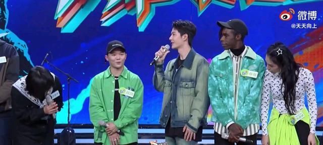  闪耀|闪耀的青春，是跳舞的王一博啊，话说这个绿色出镜率好高