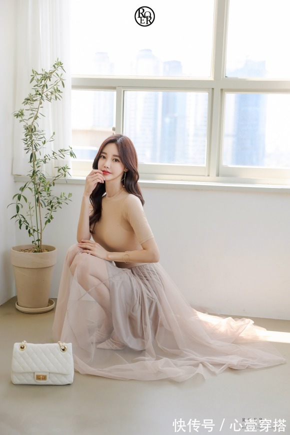 爱丽舍|女神孙允珠高清时尚搭配:爱丽舍珍珠娇杏细螺纹雪纺裙