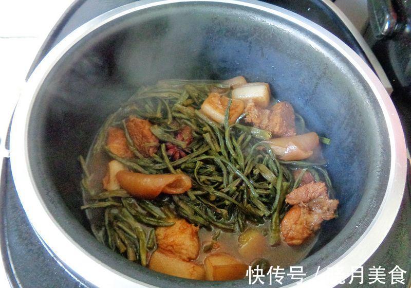 看我家冬天周末午餐，干豆角红烧肉配土豆丝，好吃不油腻又好做