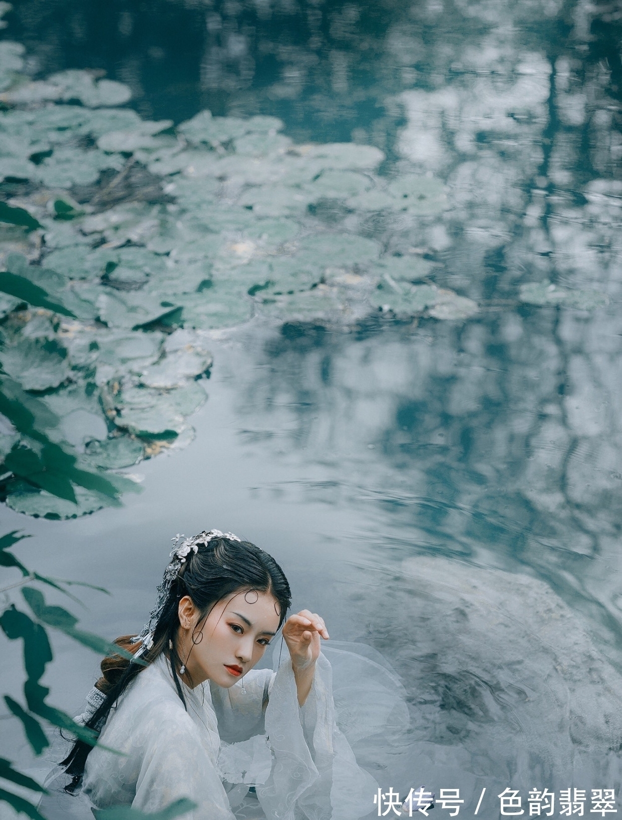 绛袍春浅护云暖&秋江渺渺芙蓉芳,秋江女儿将断肠,绛袍春浅护云暖,翠袖日暮迎风凉